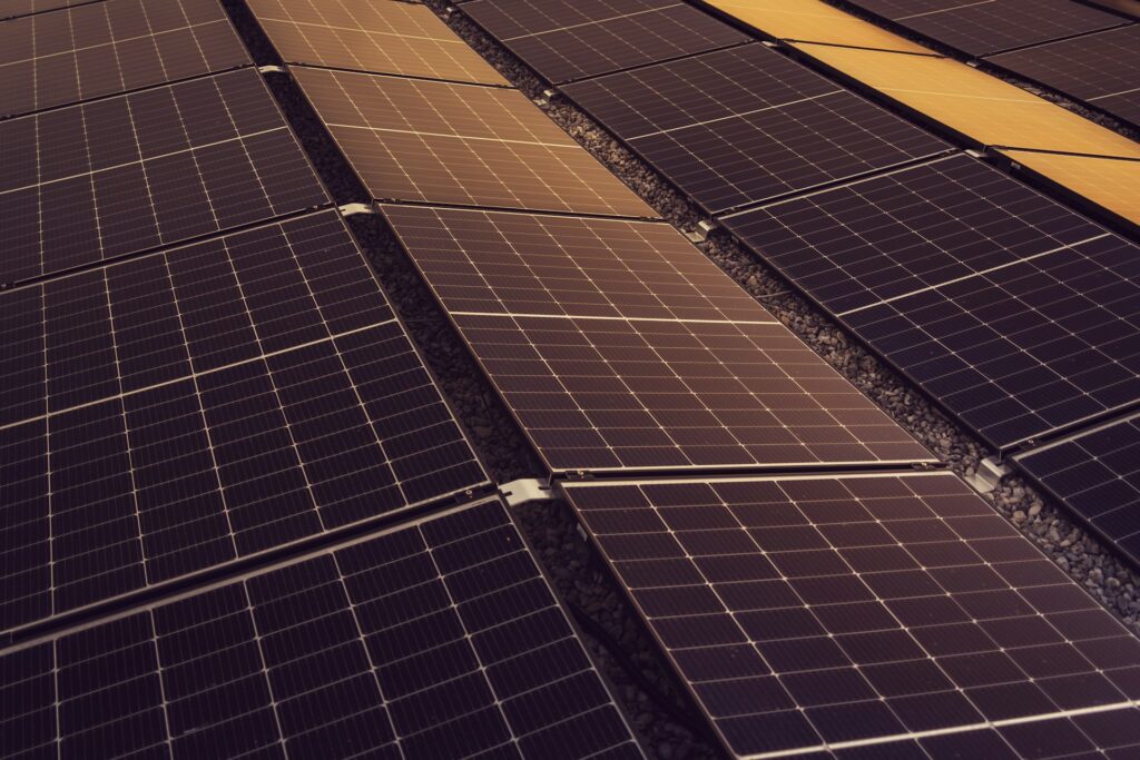 Mehrere Reihen Solarmodule auf einem Dach